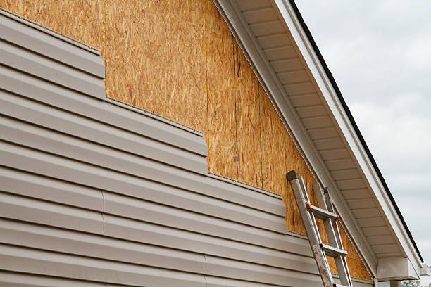 Professional Emergency Siding Repair technician working in Paeonian Springs, VA